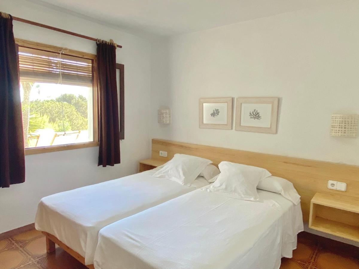Apartamentos Laura Playa De Migjorn Exteriör bild